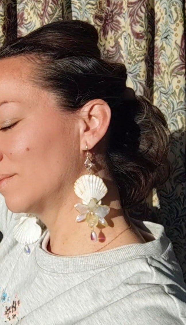 Pendientes artesanales con orquídeas dendrobium reales resinadas, conchas marinas naturales y lágrima de cristal – Joyería botánica hecha a mano