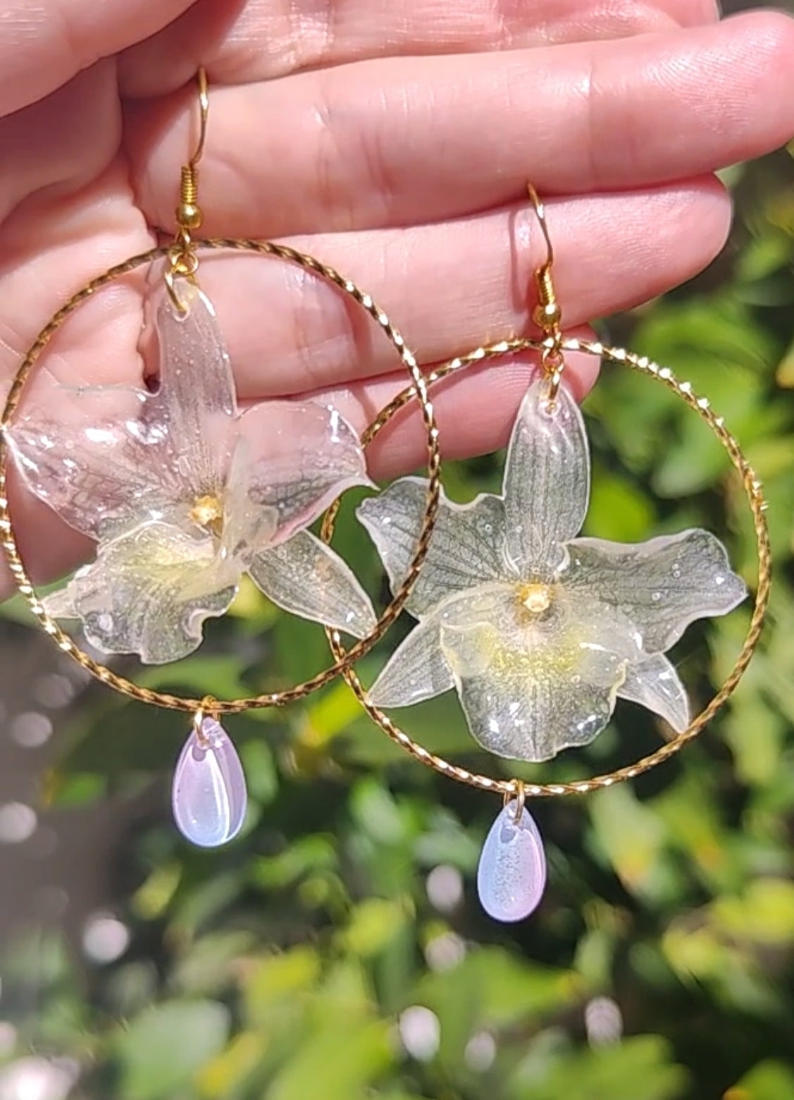 Pendientes con Mini Orquídeas Dendrobium Reales en Resina – Aro Dorado y Lágrimas de Cristal Iridiscente – Joyería Floral Hecha a Mano