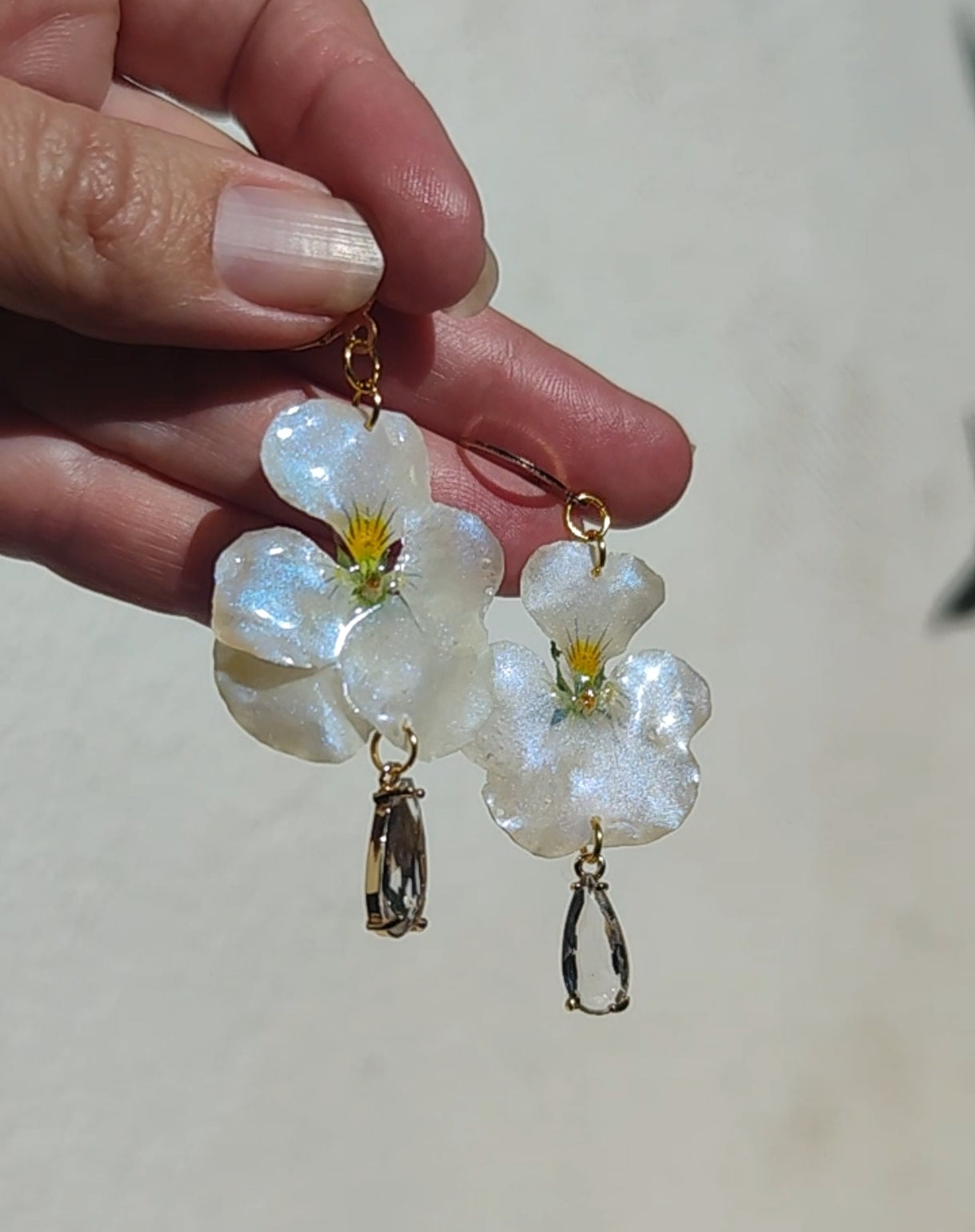 Pendientes de Pensamientos Naturales en Resina – Joyería Floral Hecha a Mano con Brillo Nácar Azul Iridiscente