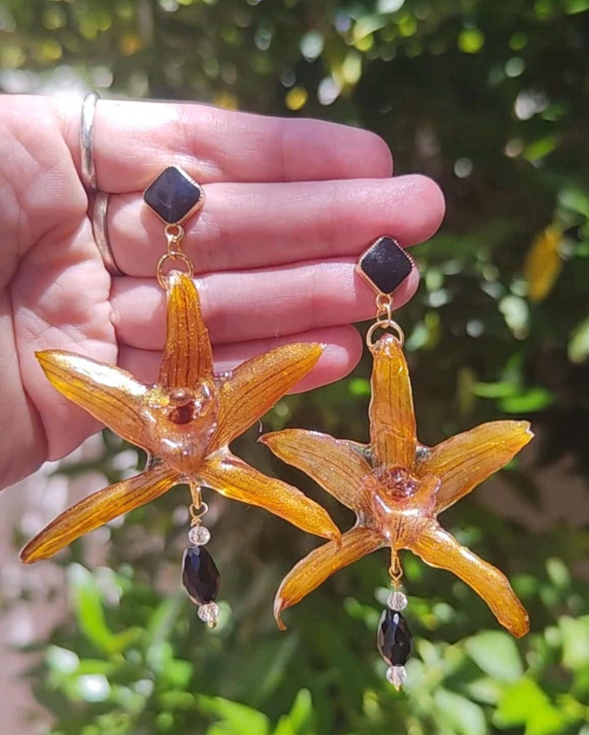 Pendientes de Orquídea Cymbidium Real Resinada Amarillo Dorado | Flores Naturales Preservadas | Acero Inoxidable y Cristal Negro Facetado | Joyería Botánica Elegante
