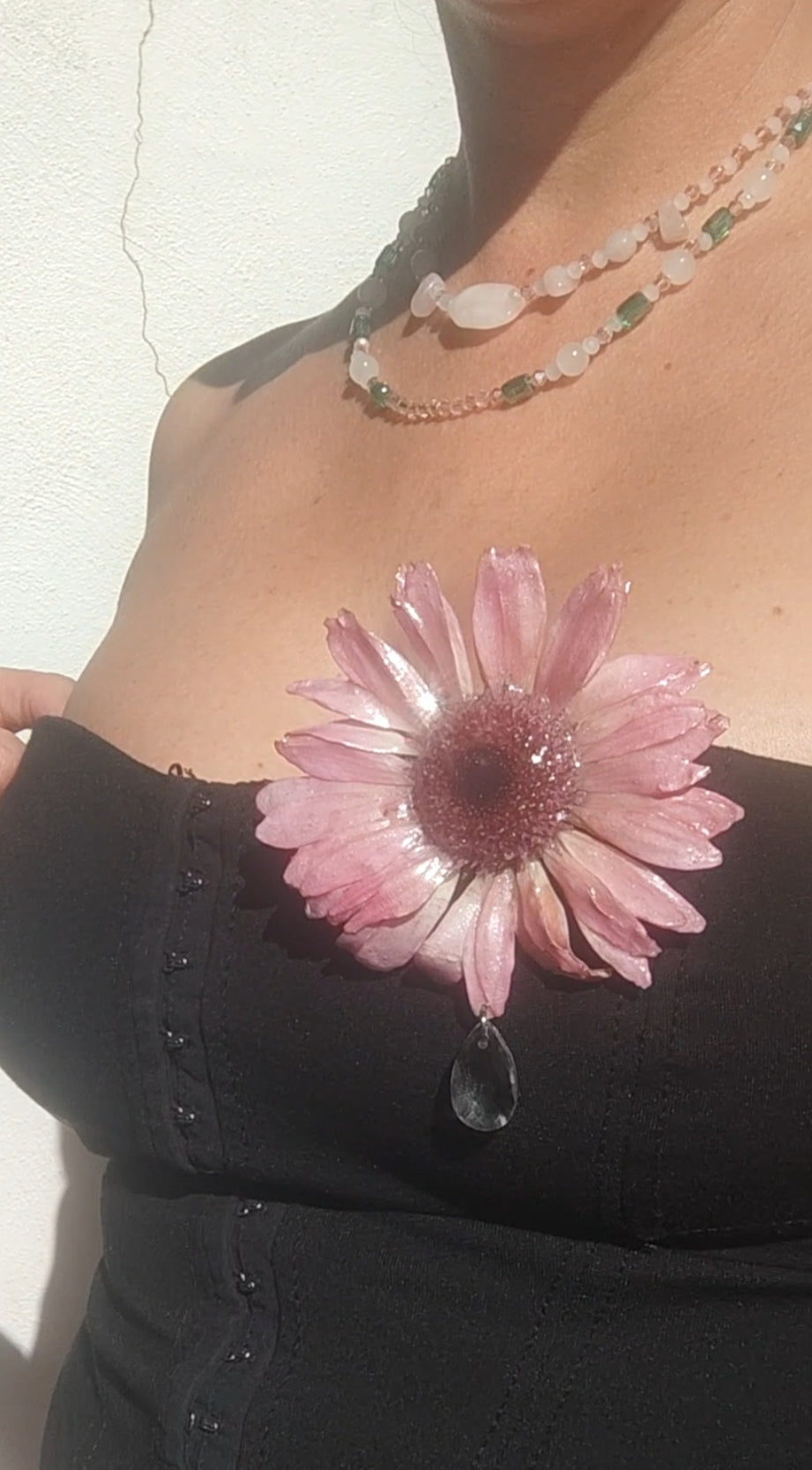 Collar Doble 2 en 1 con Flor Real de Gerbera Rosa Resinada, Cuarzo Rosa y Cristal Facetado. Collar Natural Desmontable con Alfiler. Joyería Hecha a Mano