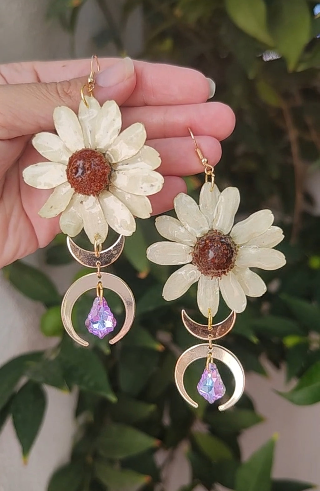 Pendientes con margaritas reales resinadas blancas y luna dorada. Joyas naturales hechas a mano. Pendientes únicos de resina y acero inoxidable