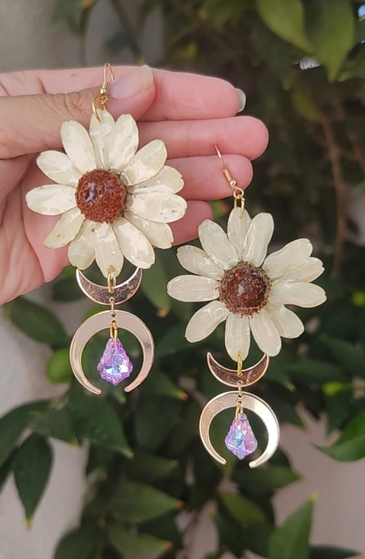 Pendientes con margaritas reales resinadas blancas y luna dorada. Joyas naturales hechas a mano. Pendientes únicos de resina y acero inoxidable