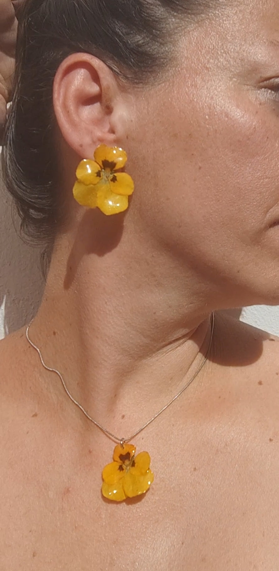 Conjunto pendientes y collar de pensamientos en resina