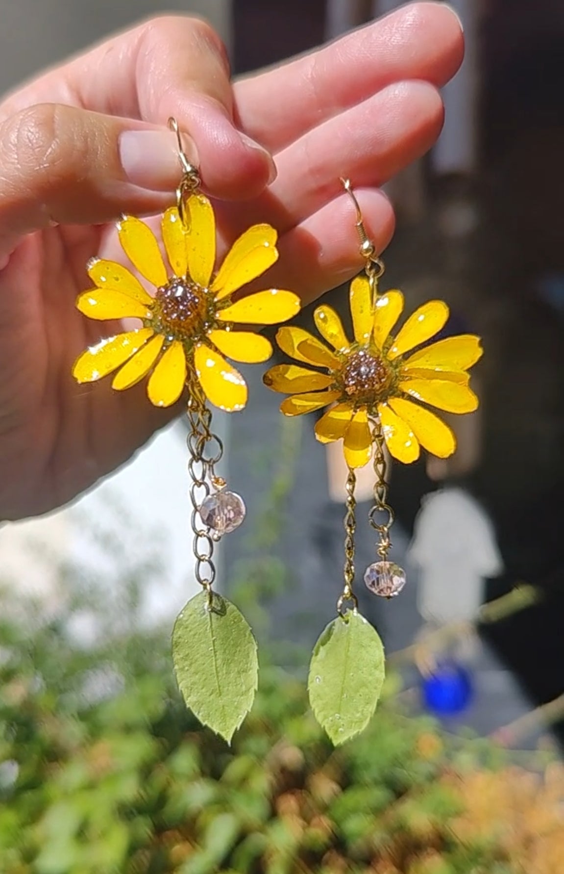 Pendientes de margaritas reales resinadas con hojas naturales y cristal facetado.  Pendientes de flores de acero inoxidable hechos a mano