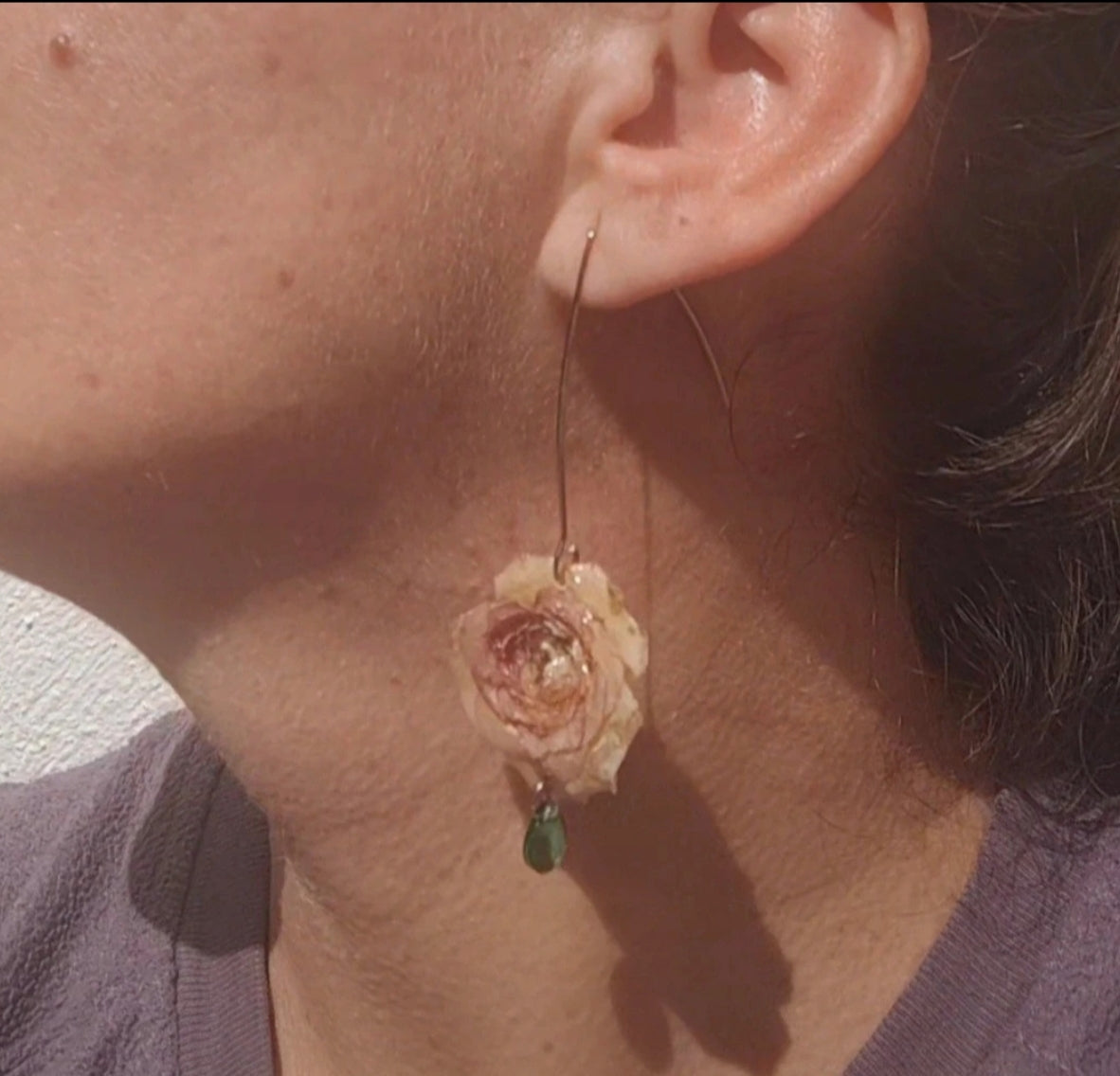 Pendientes de mini rosas reales resinadas