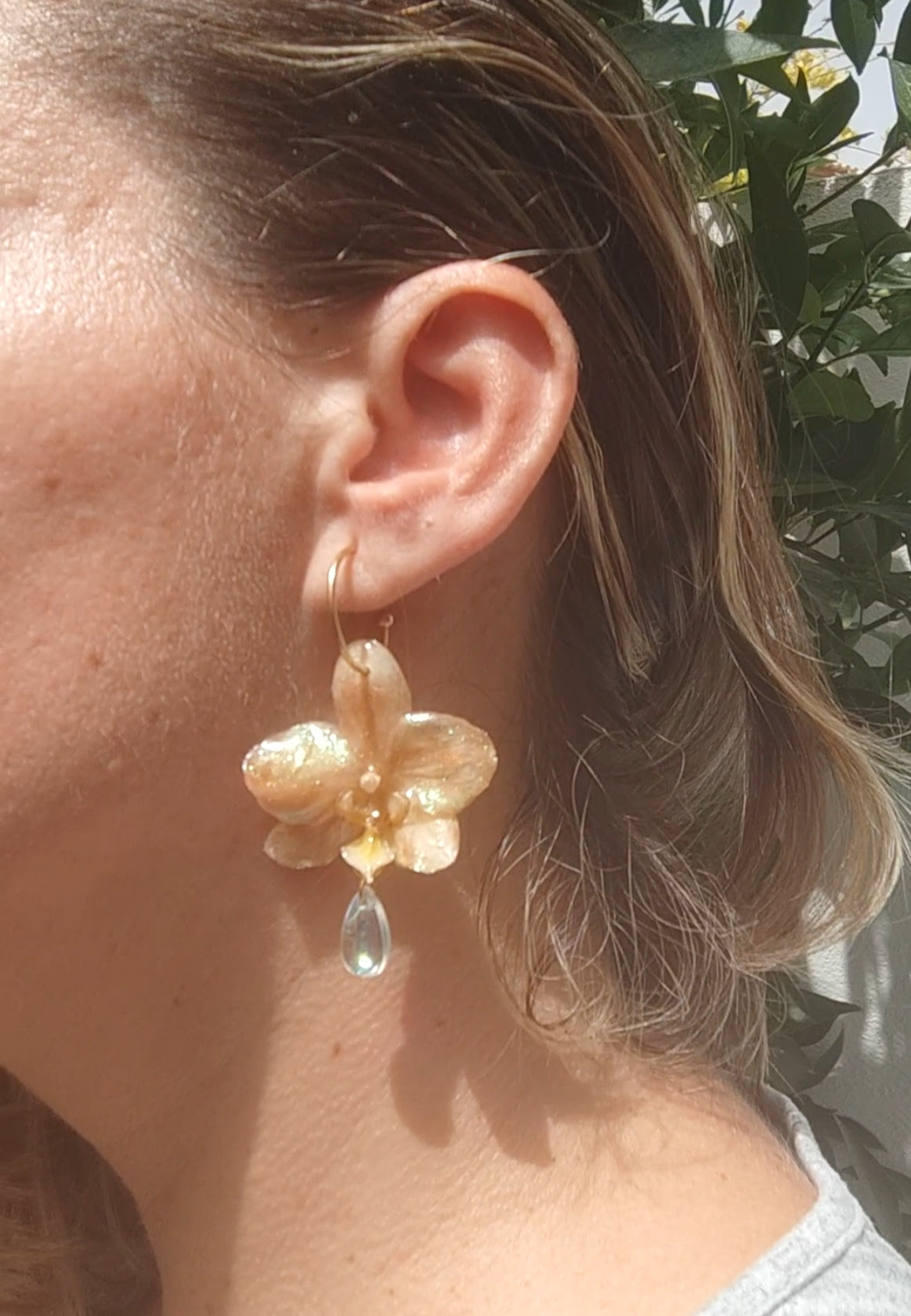 Pendientes de orquídeas amarillas auténticas hechos a mano • Aros con diseño botánico natural, detalle con cristal colgante