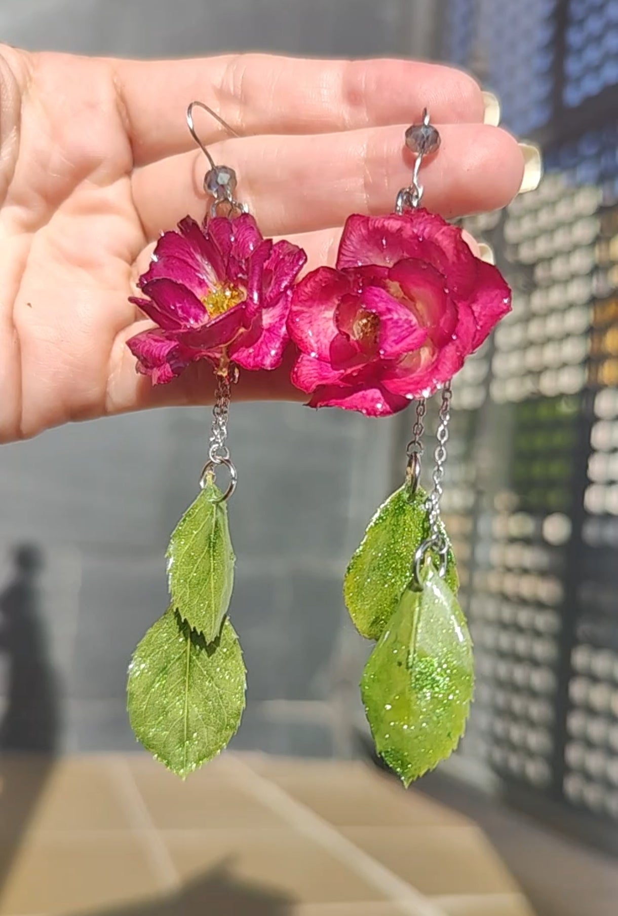 Pendientes de hojas y rosas reales