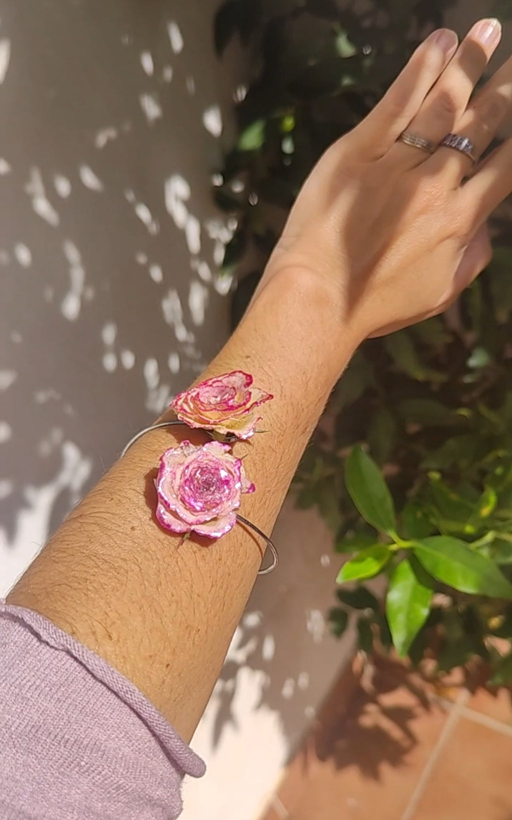 Pulsera de Rosas Reales. Brazalete de Acero Inoxidable con Rosas Preservadas en Resina, Joyería Artesanal, Regalo Romántico para Ella
