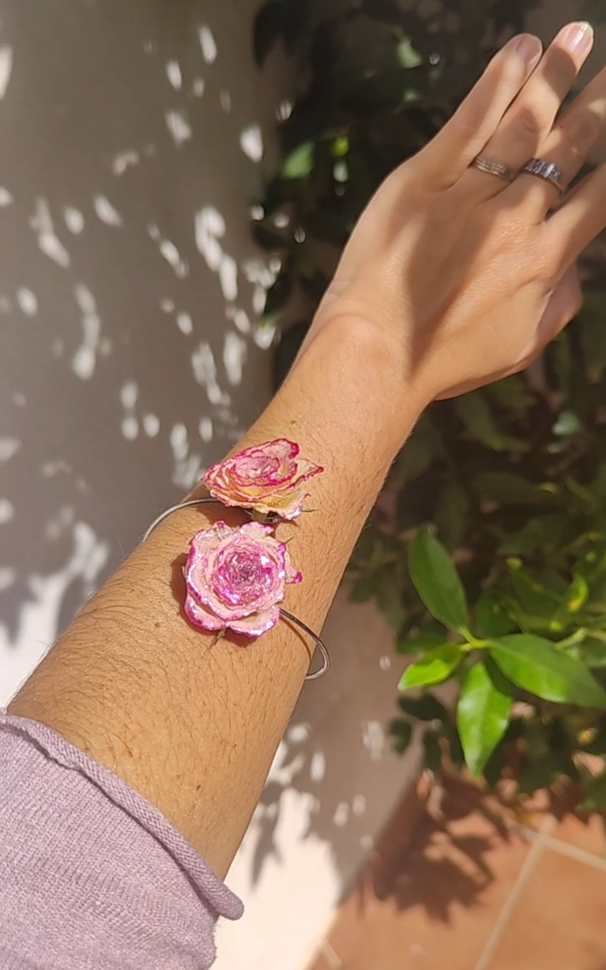 Pulsera de Rosas Reales. Brazalete de Acero Inoxidable con Rosas Preservadas en Resina, Joyería Artesanal, Regalo Romántico para Ella