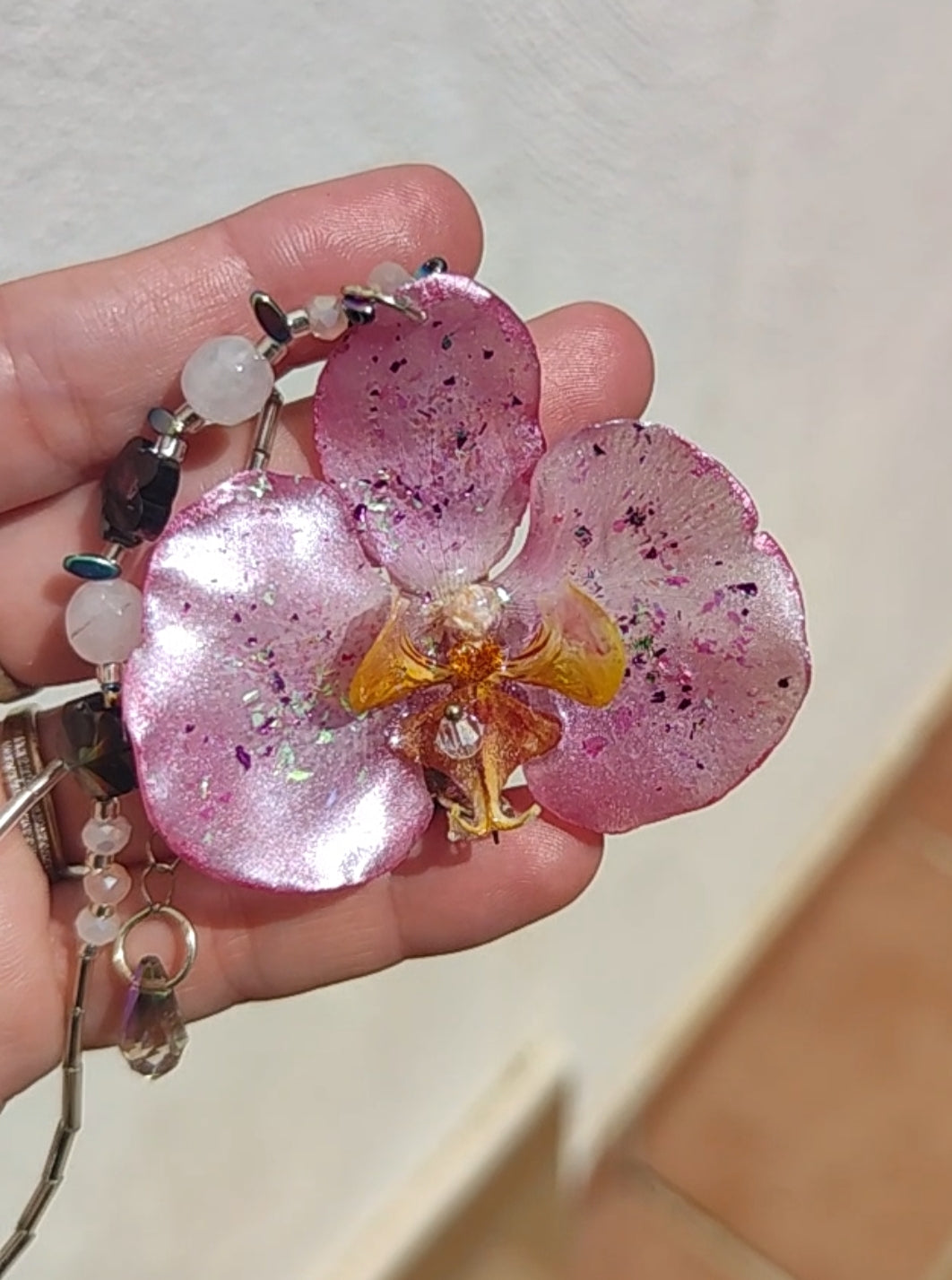 Collar de orquídea real con cristal facetado y cuarzo