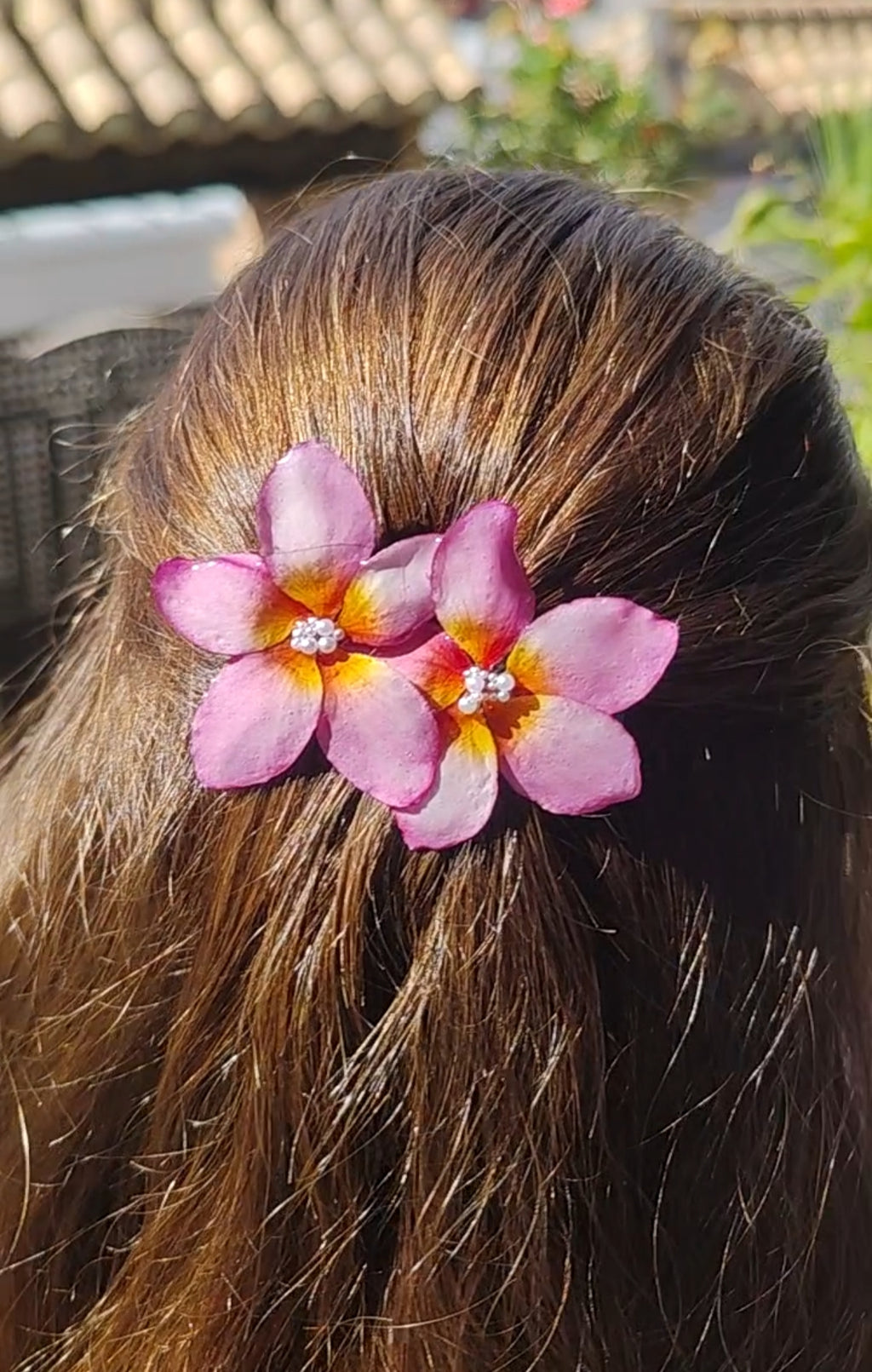 Clip de pelo con flor de plumeria real resinada. Accesorio natural artesanal. Pasador en acero inoxidable