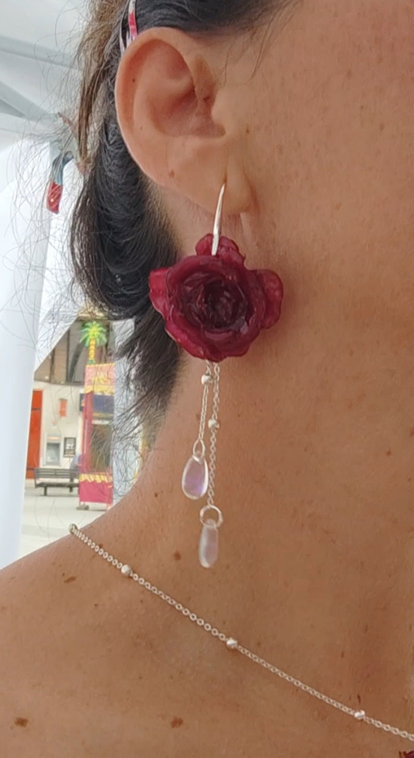 Conjunto de Collar y Pendientes con Rosas Reales Resinadas Burdeos. Joyería Floral Preservada con Lágrimas de Cristal. Regalo Romántico Artesanal