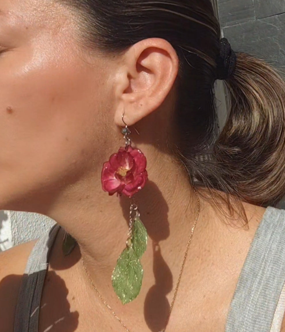 Pendientes de hojas y rosas reales