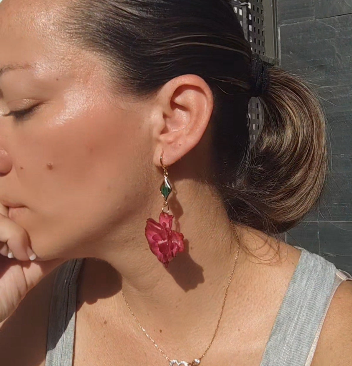Pendientes de Rosa Real en Resina • Enganches de Acero Inoxidable Hipoalergénicos • Joyería Botánica Artesanal Única. Regalo rosa auténtica