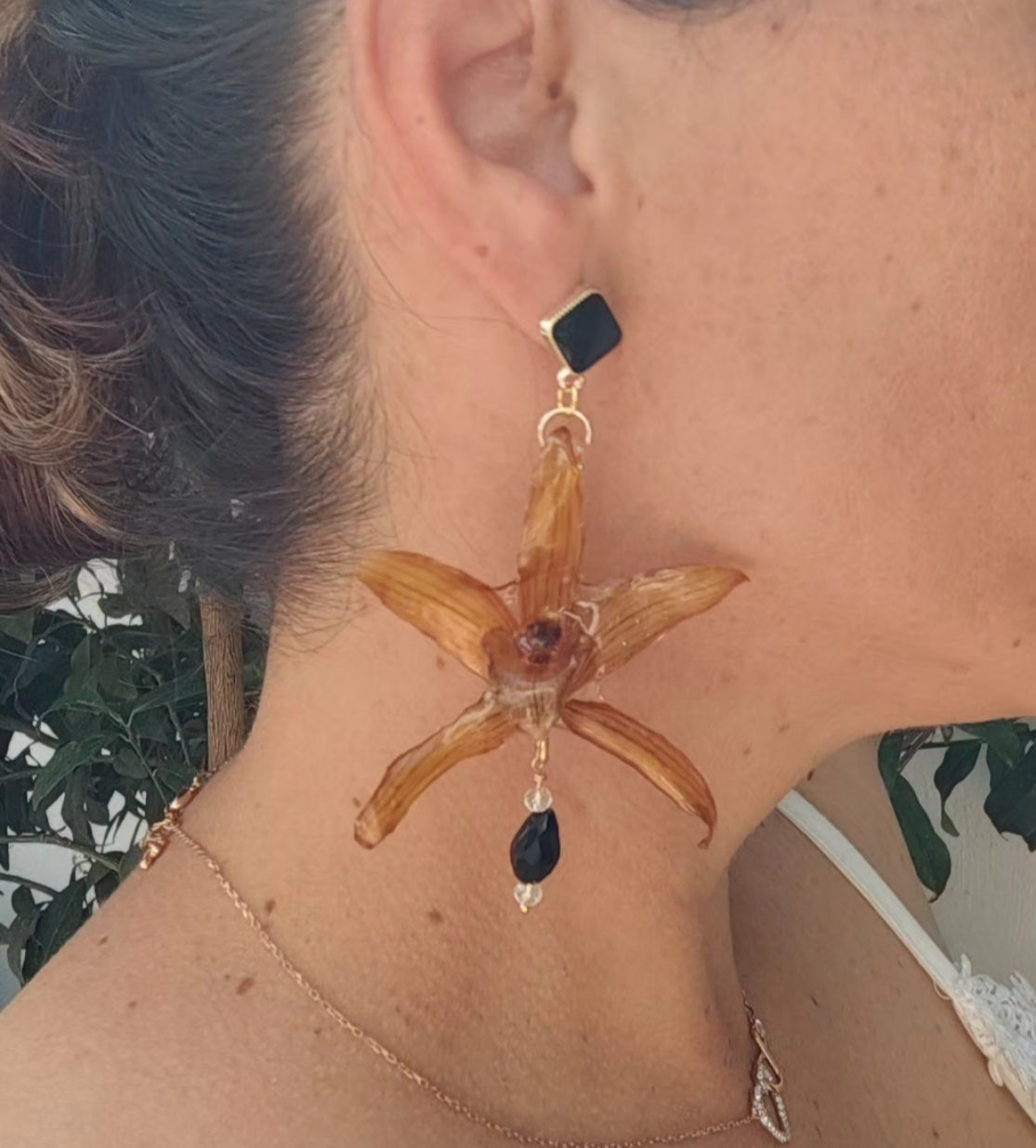 Pendientes de Orquídea Cymbidium Real Resinada Amarillo Dorado | Flores Naturales Preservadas | Acero Inoxidable y Cristal Negro Facetado | Joyería Botánica Elegante