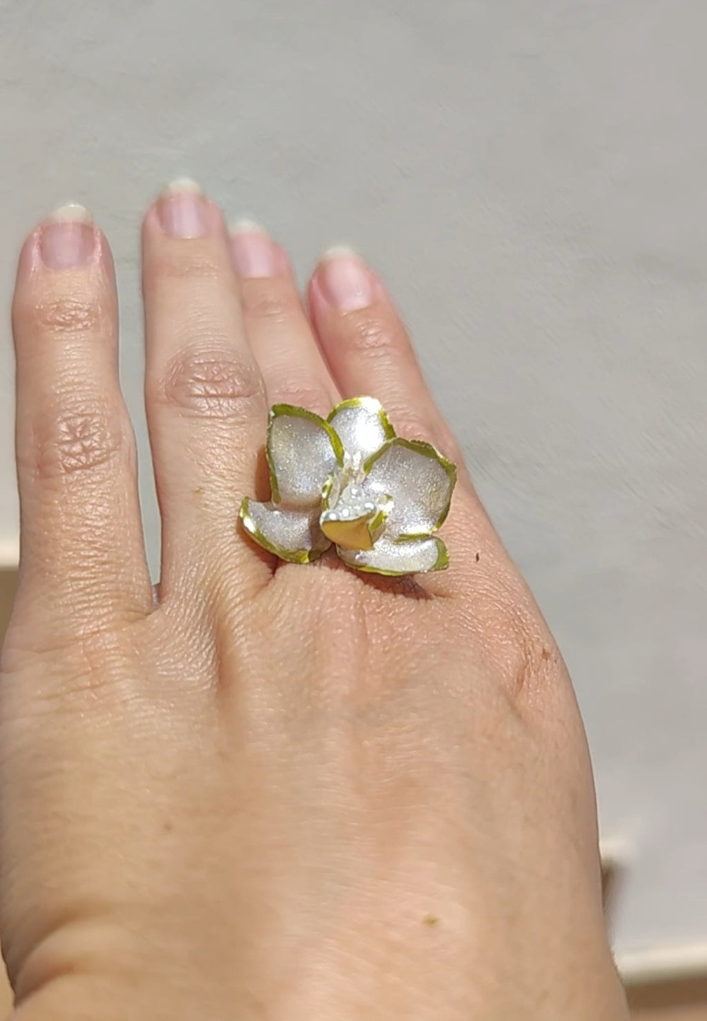 Anillo de mini orquídea real resinada