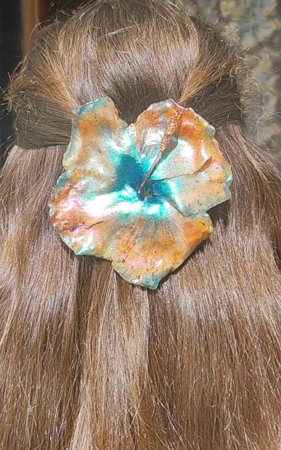 Clip de pelo con flor real, hibisco naranja y verde, pasador artesanal de resina, accesorio floral para el cabello, regalo original