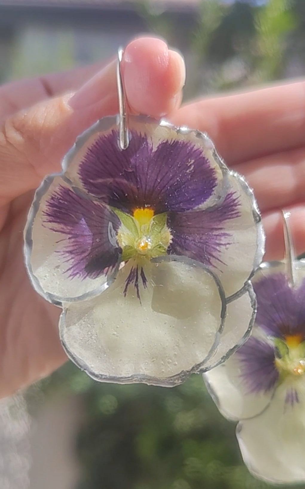 Pendientes con flor de pensamiento real. Joyería botánica artesanal. Pendientes de resina hechos a mano. Regalo natural y original