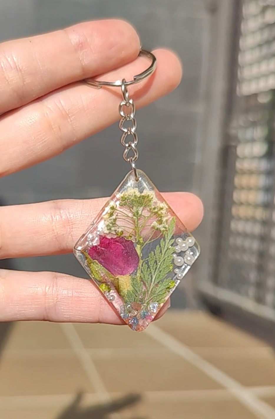 Llavero artesanal con flores prensadas