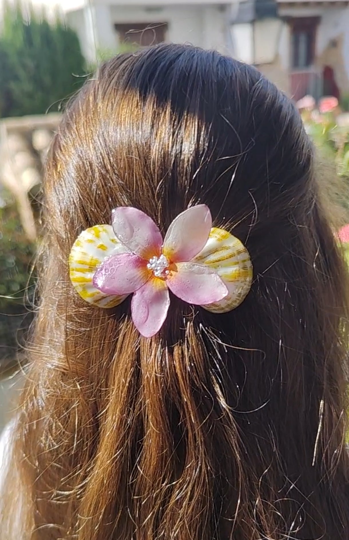 Clip de Pelo Artesanal con Flor de Plumeria y Conchas Naturales. Accesorio Tropical, Boda en la Playa, Estilo Boho Verano