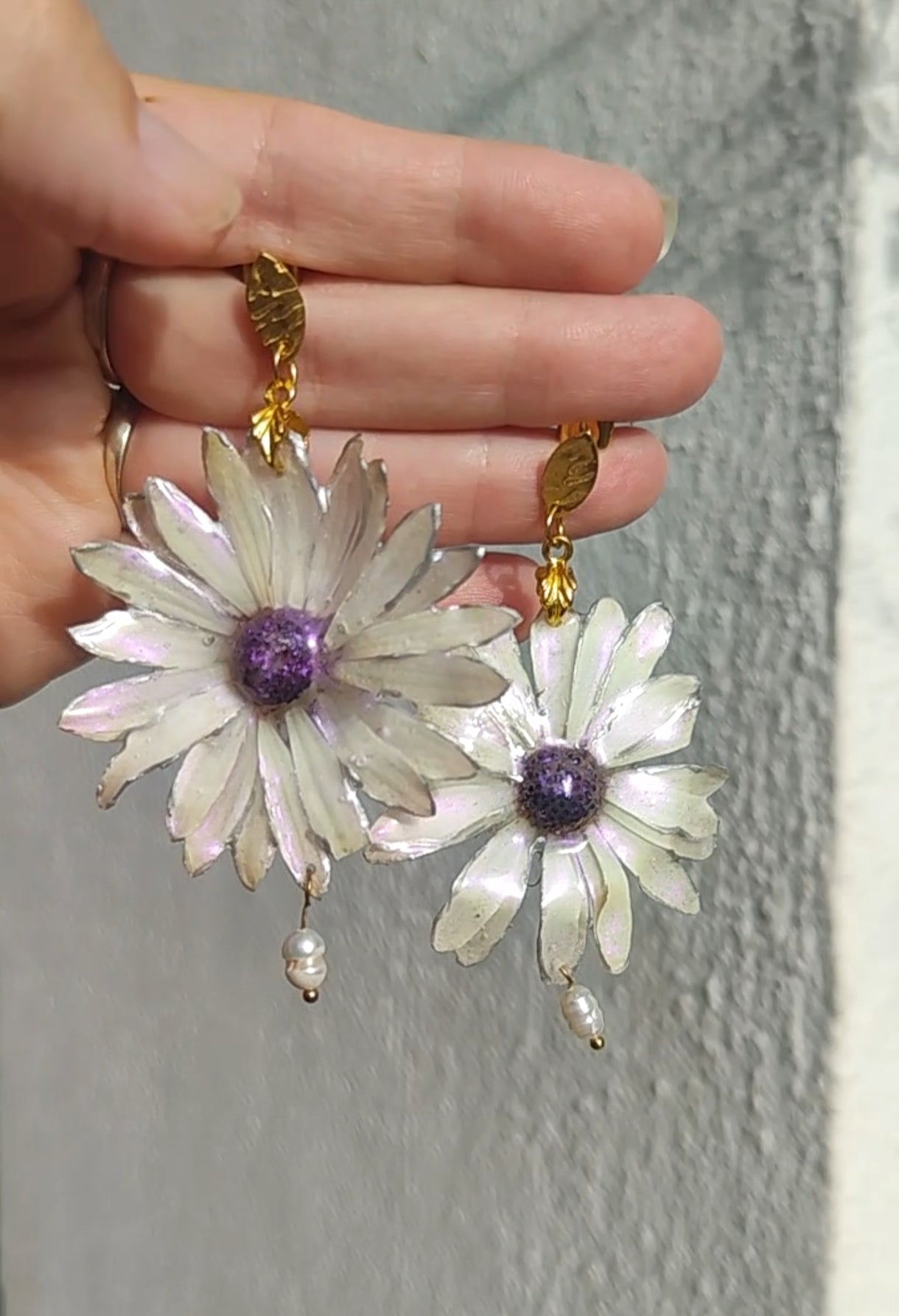 Margaritas blancas auténticas en resina con  perlas naturales,  en acero inoxidable – Joyería natural