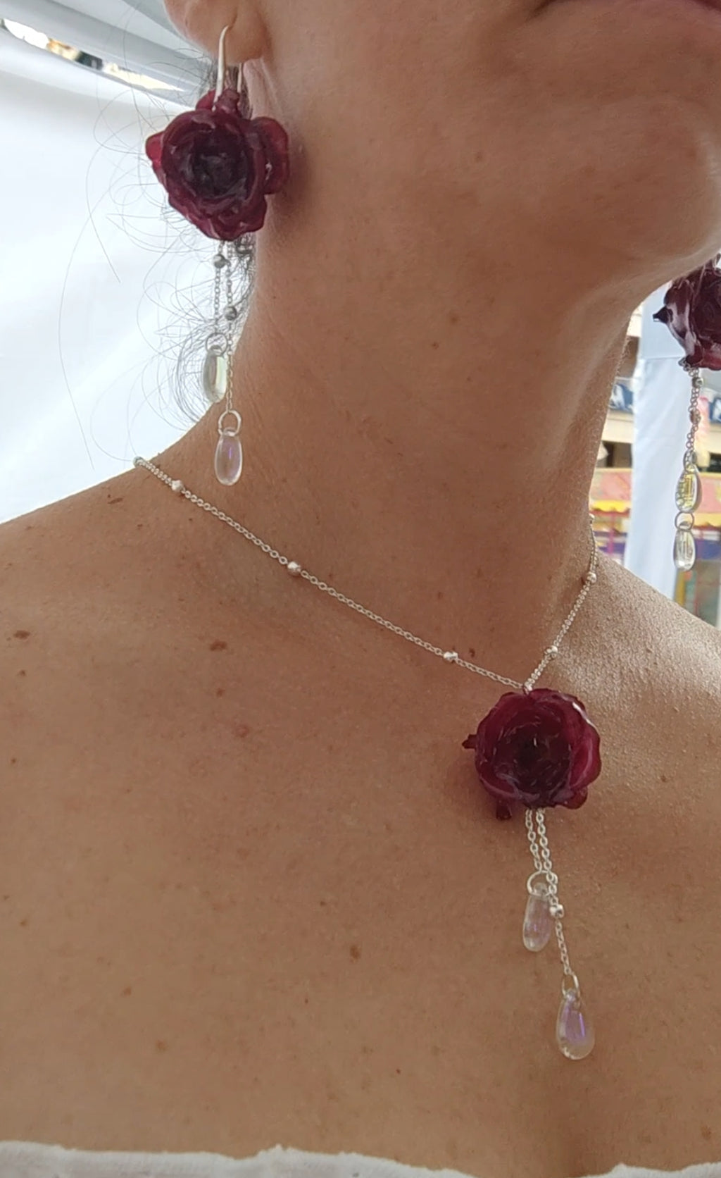 Conjunto de Collar y Pendientes con Rosas Reales Resinadas Burdeos. Joyería Floral Preservada con Lágrimas de Cristal. Regalo Romántico Artesanal