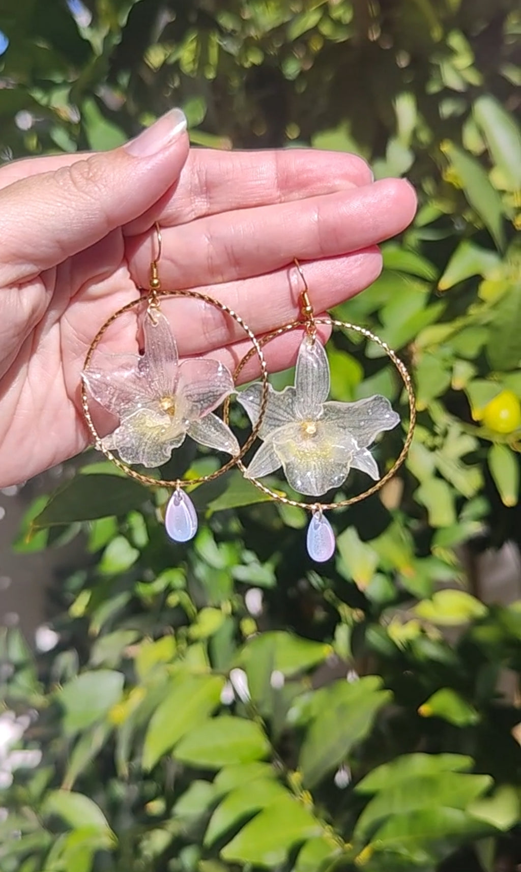 Pendientes con Mini Orquídeas Dendrobium Reales en Resina – Aro Dorado y Lágrimas de Cristal Iridiscente – Joyería Floral Hecha a Mano