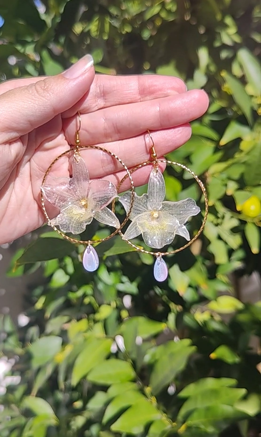 Pendientes con Mini Orquídeas Dendrobium Reales en Resina – Aro Dorado y Lágrimas de Cristal Iridiscente – Joyería Floral Hecha a Mano