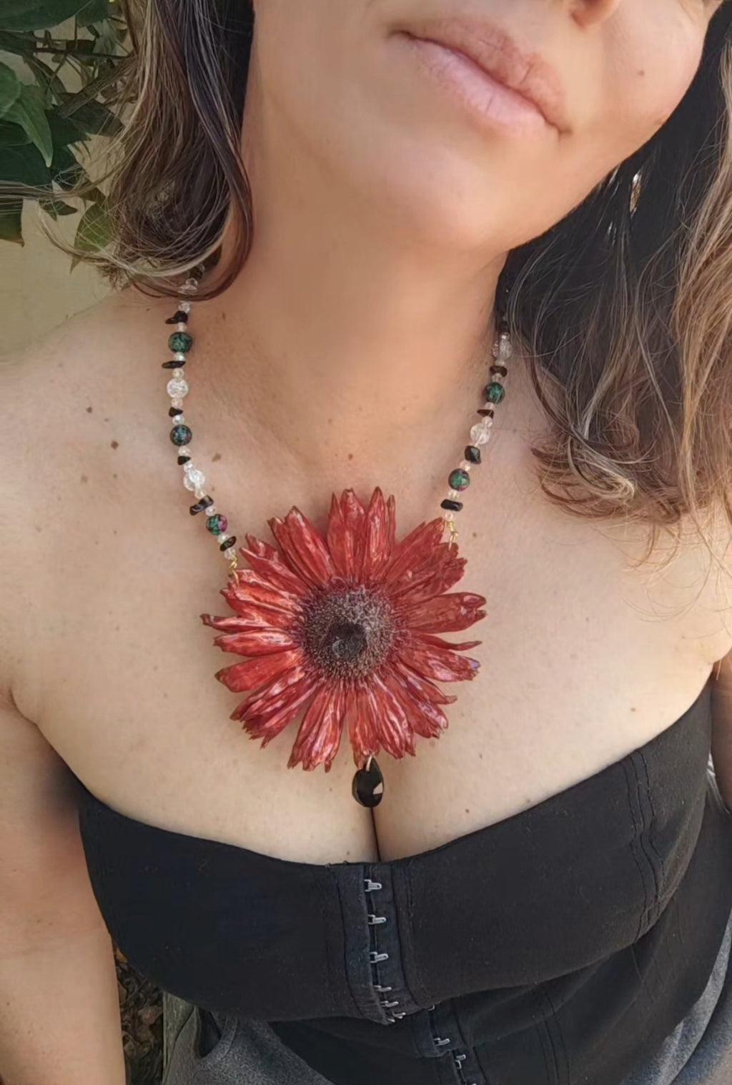 Collar Gerbera Roja Hecho a Mano, Collar con Cristal Facetado, Obsidiana y Piedra Mineral, Flor Pintada con Nácar Iridiscente, Joyería Floral