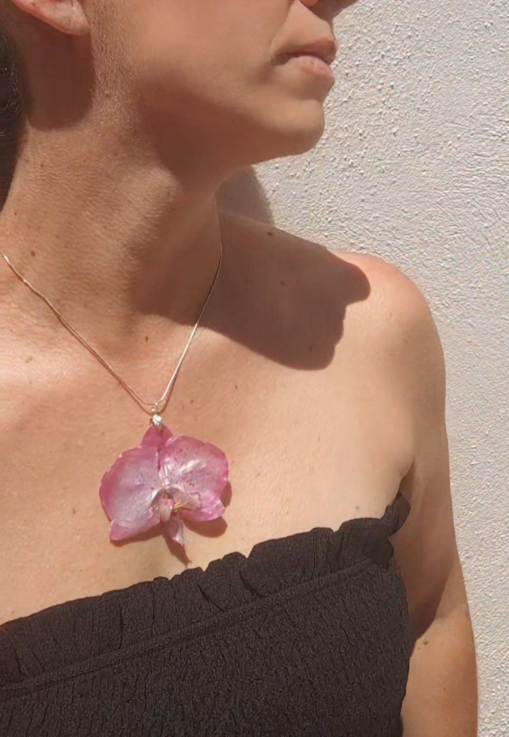 Collar con orquídea real resinada