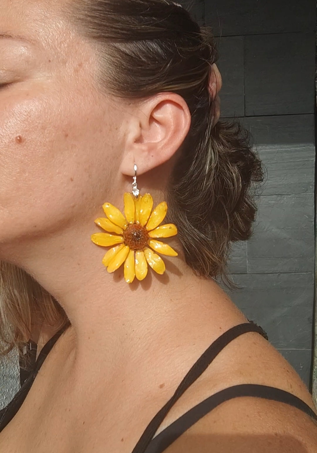 Margaritas amarillas auténticas resinadas con enganche de acero inoxidable – Joyería natural