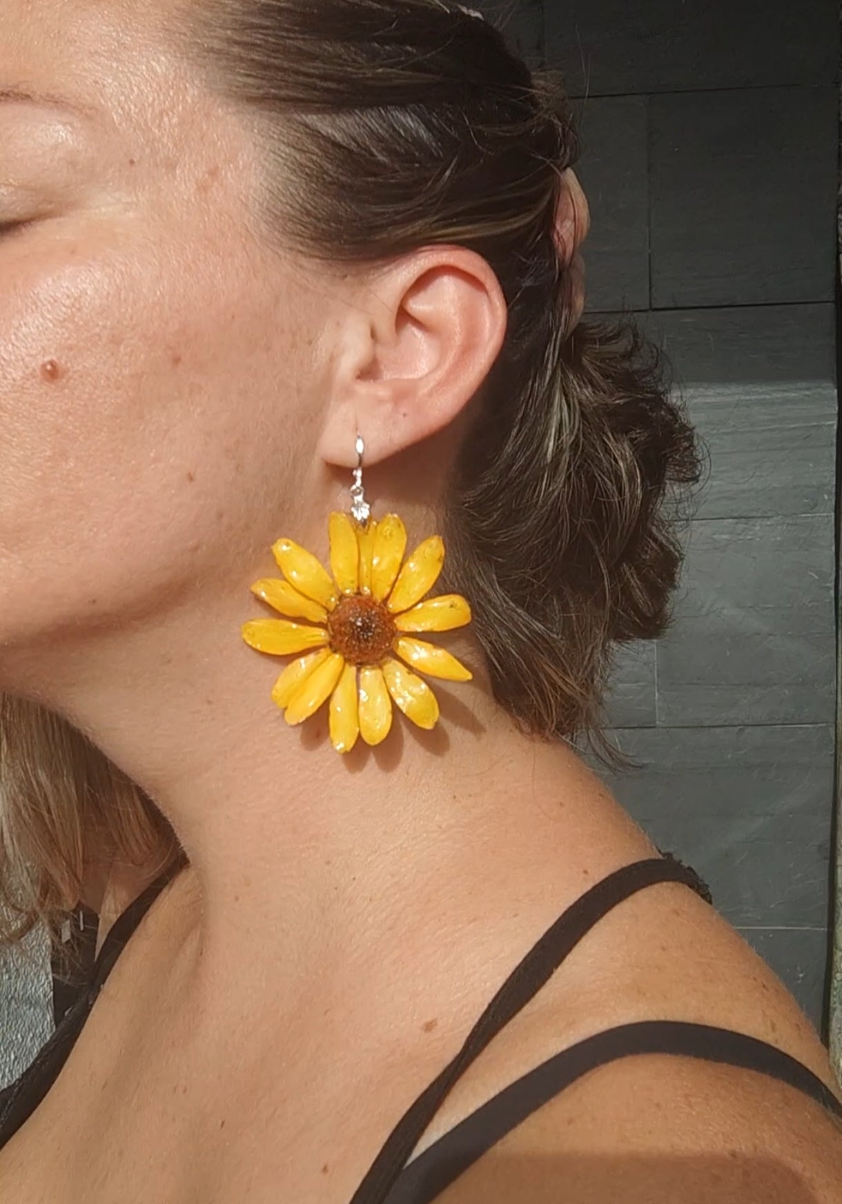 Margaritas amarillas auténticas resinadas con enganche de acero inoxidable – Joyería natural