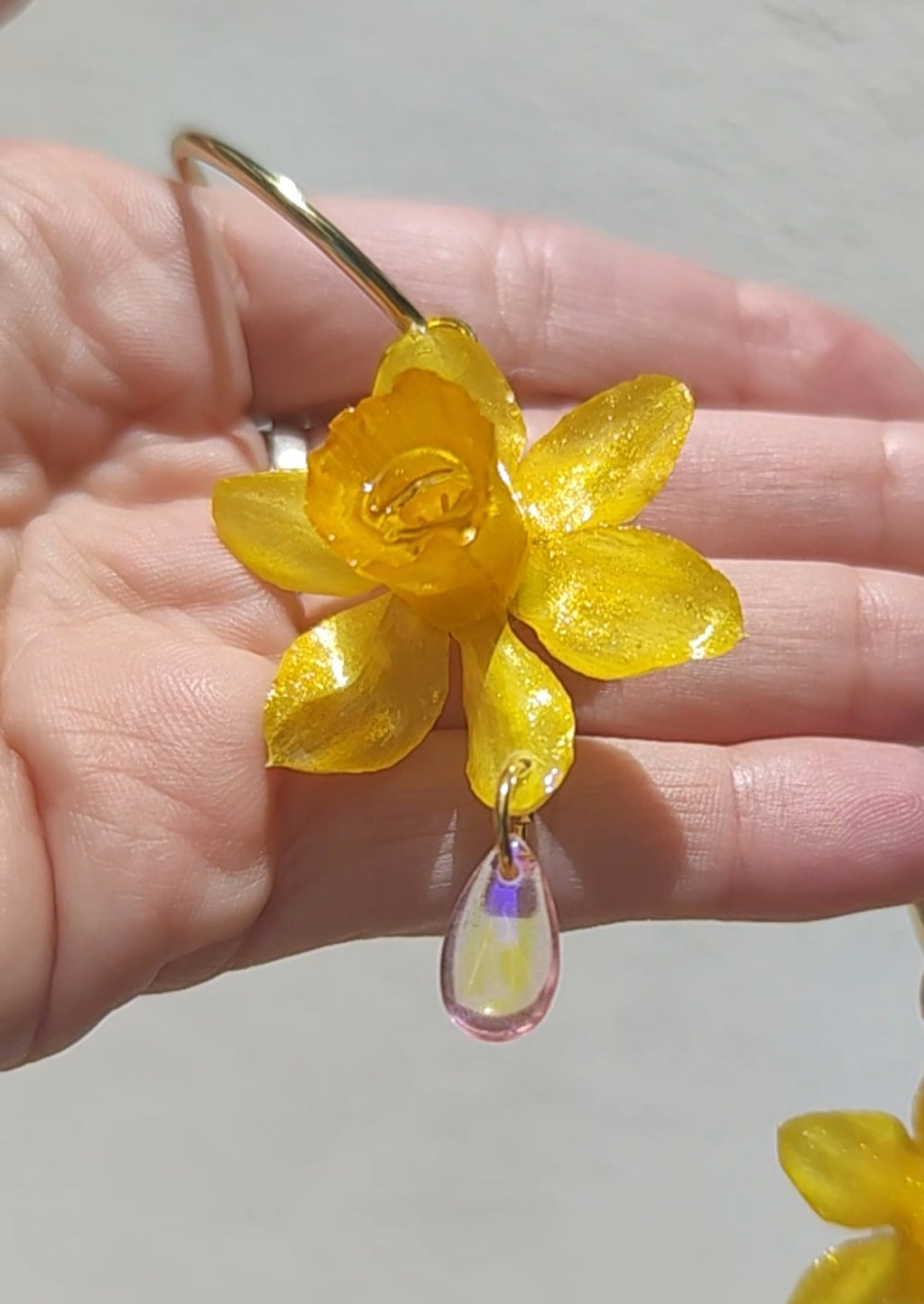 Pendientes de Narciso Real en Resina. Flores Naturales Pintadas con Nácar Dorado. Aros de Acero Inoxidable. Joyería Floral Hecha a Mano