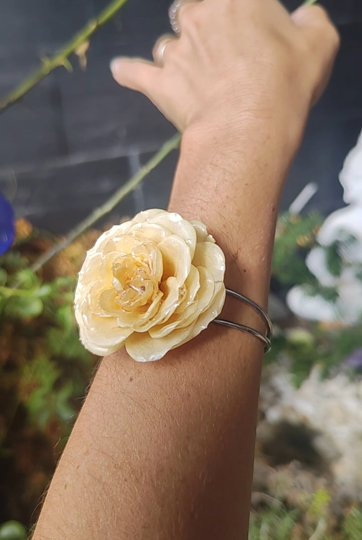 Pulsera con rosa blanca real resinada. Joya natural hecha a mano. Regalo romántico y único para ella. Pulsera de flor preservada