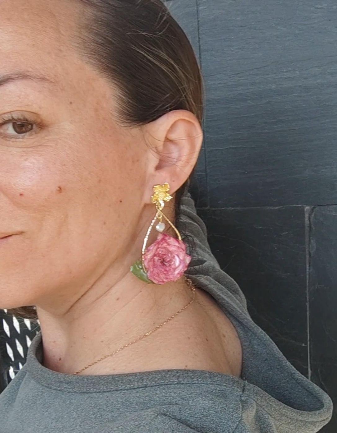Pendientes con Rosas Reales Preservadas en Resina y Perla Colgante | Pendientes Botánicos Hechos a Mano | Joyería Floral Natural | Regalo Romántico