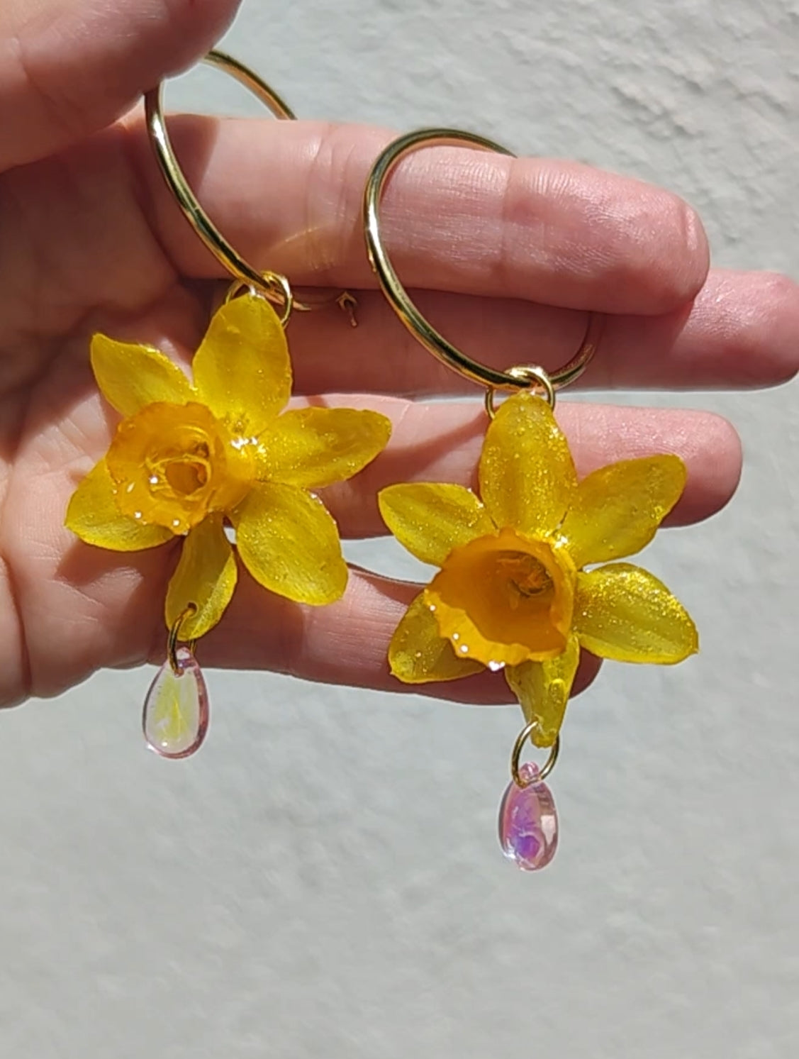 Pendientes de Narciso Real en Resina. Flores Naturales Pintadas con Nácar Dorado. Aros de Acero Inoxidable. Joyería Floral Hecha a Mano