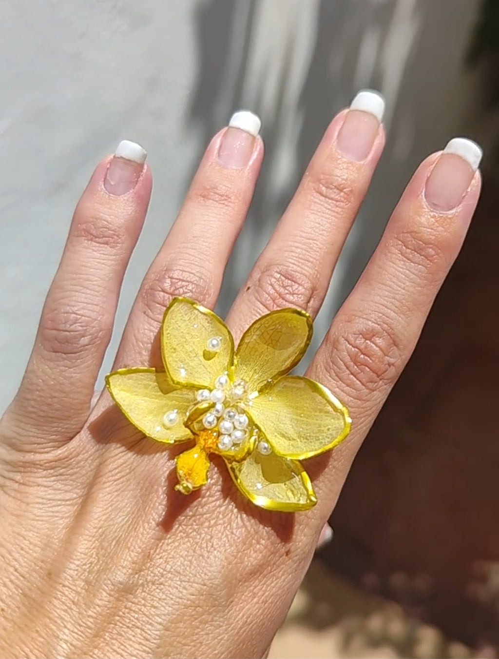 Anillo de orquídea real resinada
