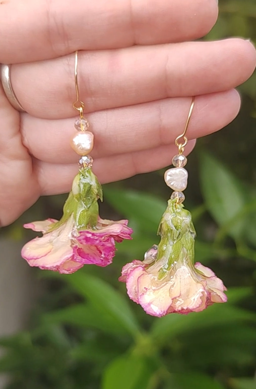 Pendientes artesanales con mini claveles naturales resinados, perlas naturales de río y acero inoxidable