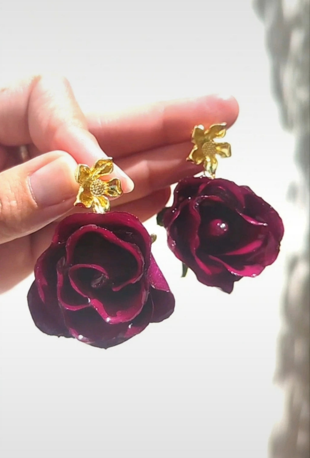 Pendientes artesanos de rosas reales resinadas