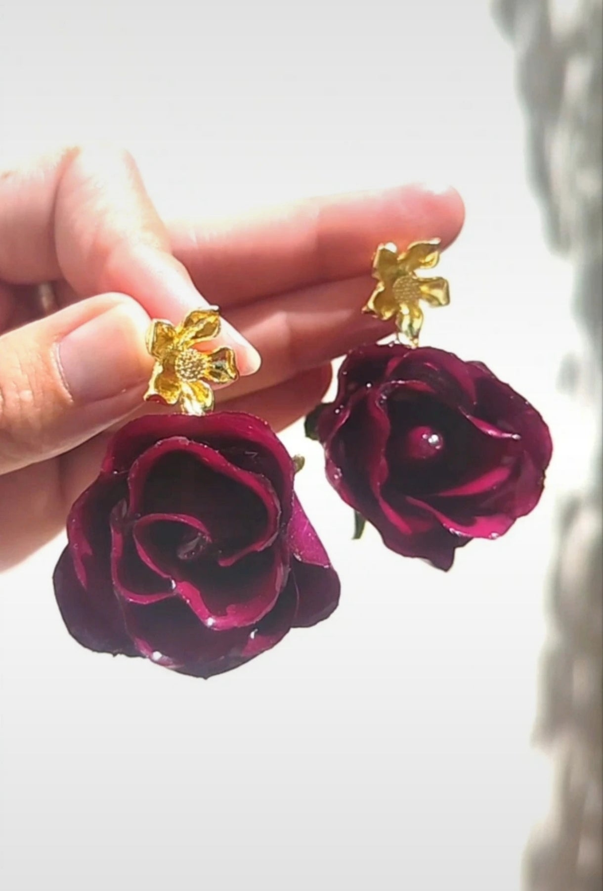 Pendientes artesanos de rosas reales resinadas