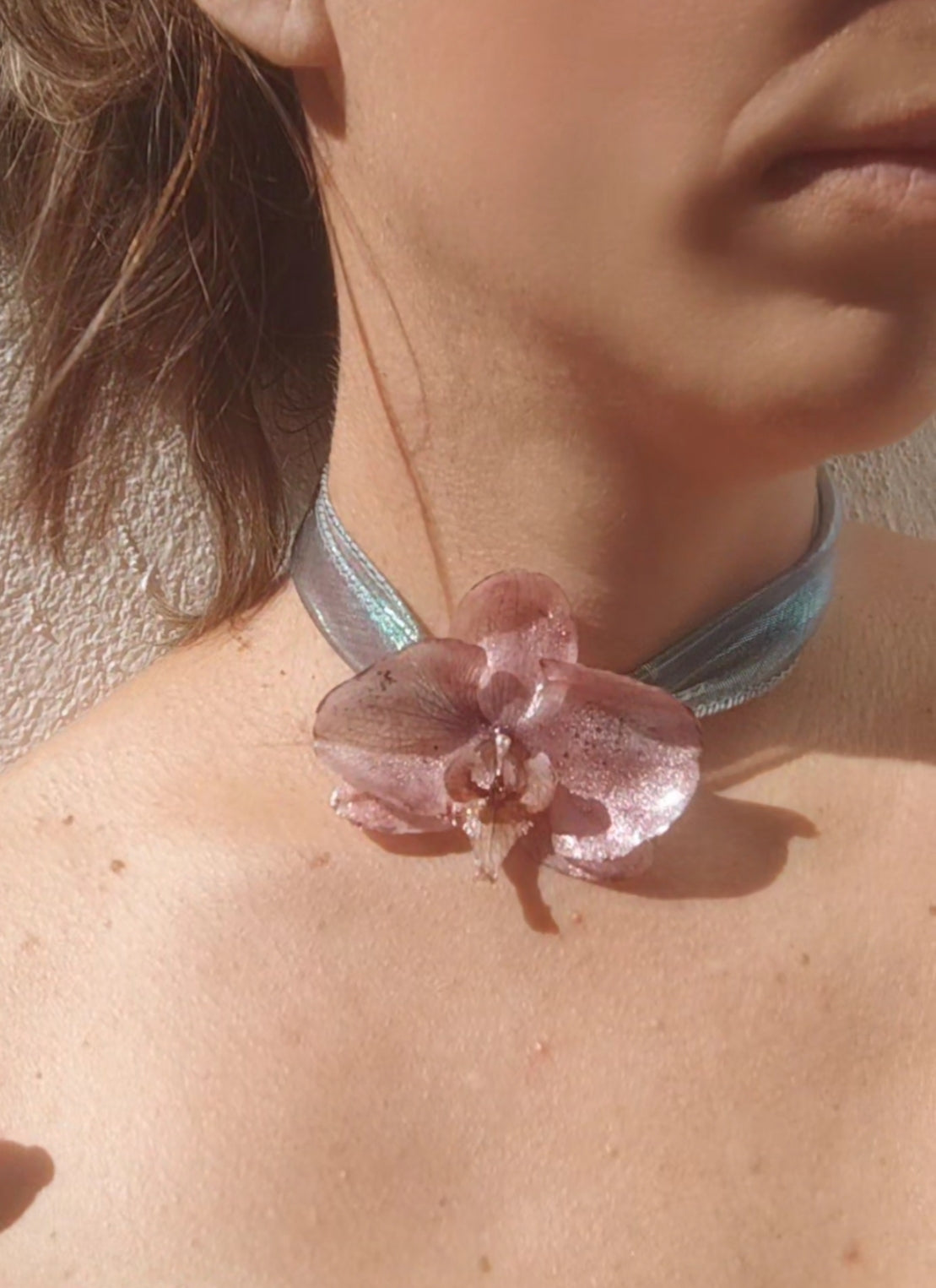 Collar de orquídea real resinada