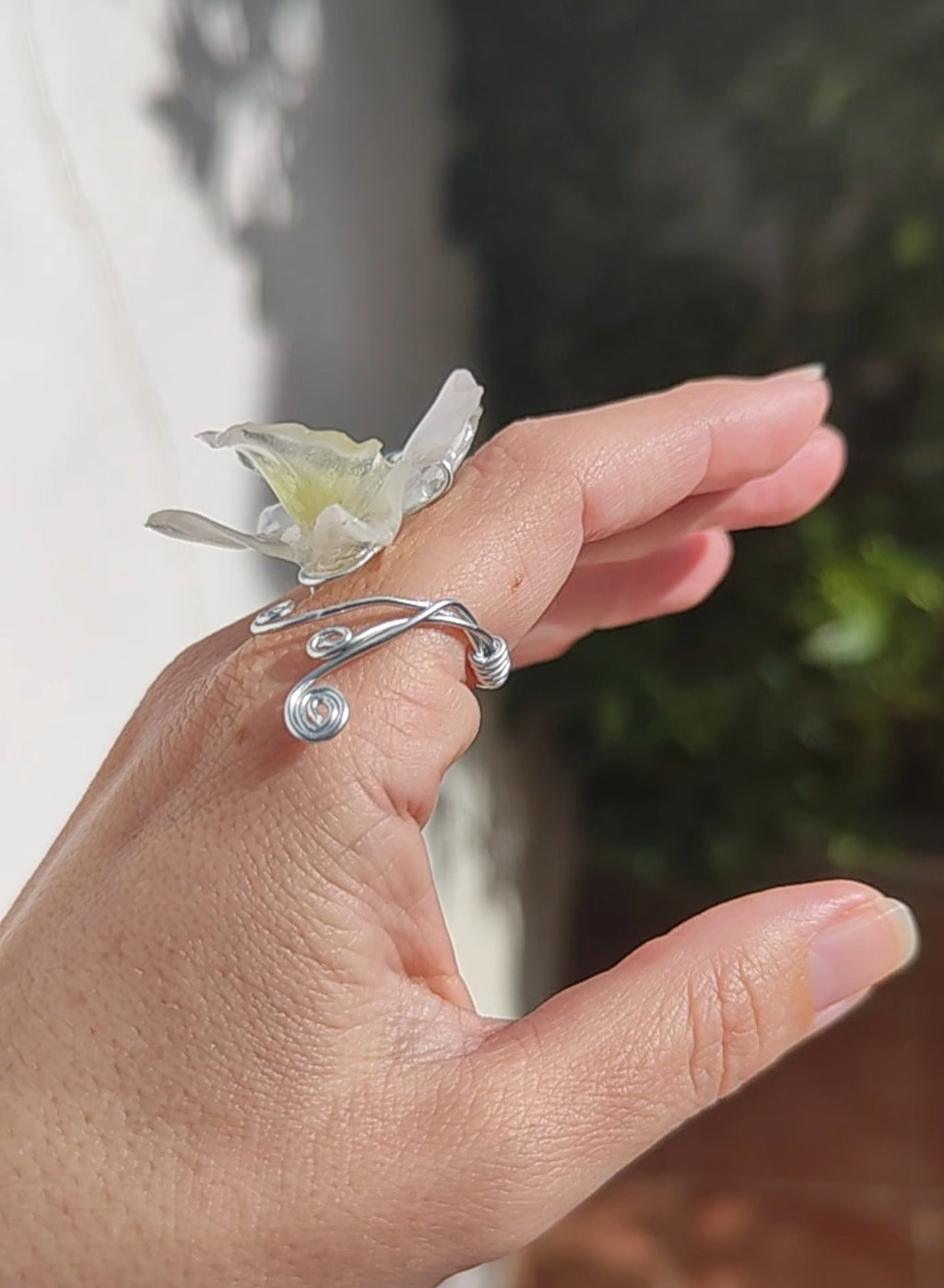 Anillo hecho a mano con alambre y orquídea blanca dendrobium