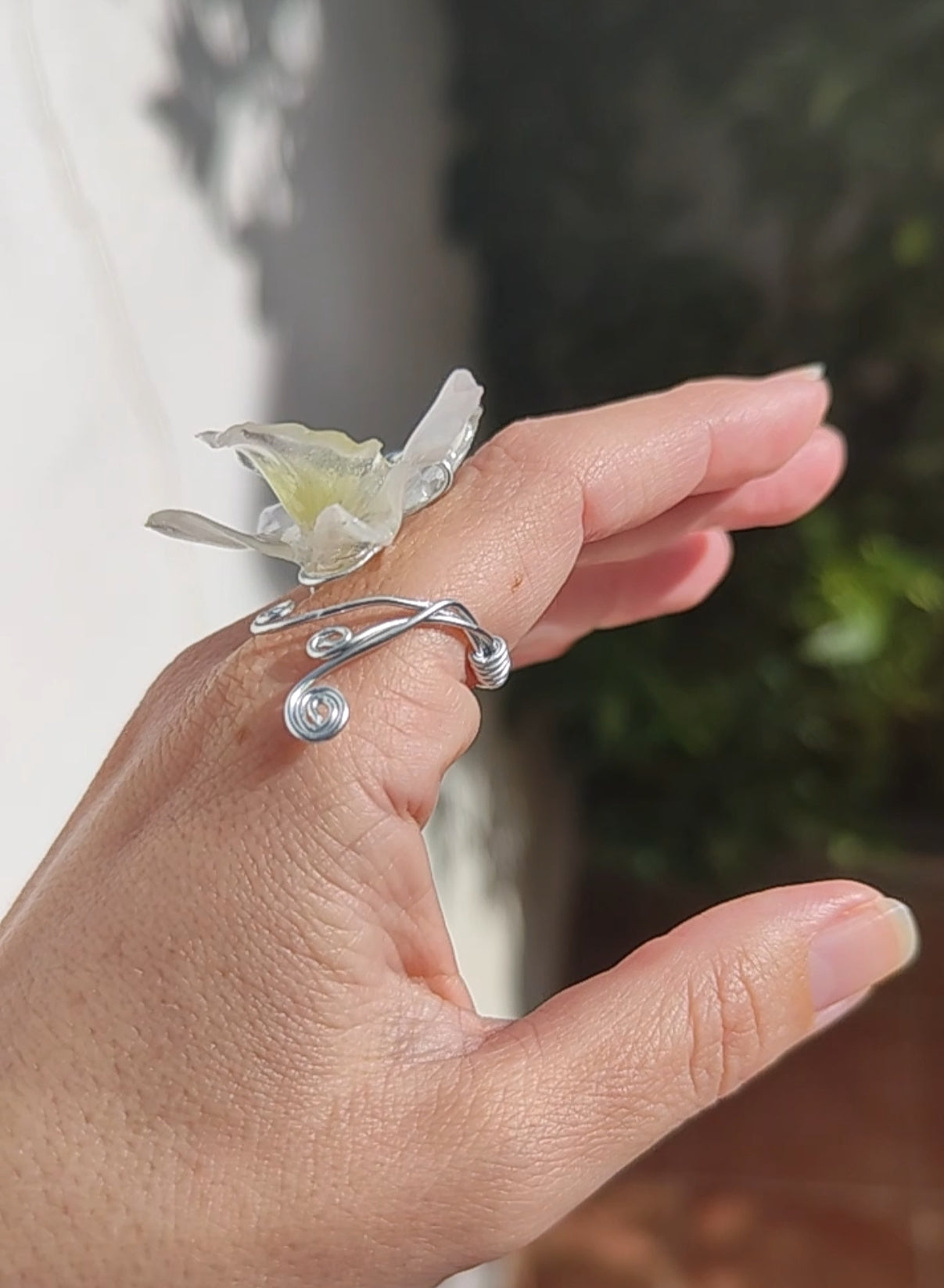 Anillo hecho a mano con alambre y orquídea blanca dendrobium