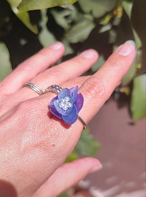 Anillo de hortensia bicolor real resinada
