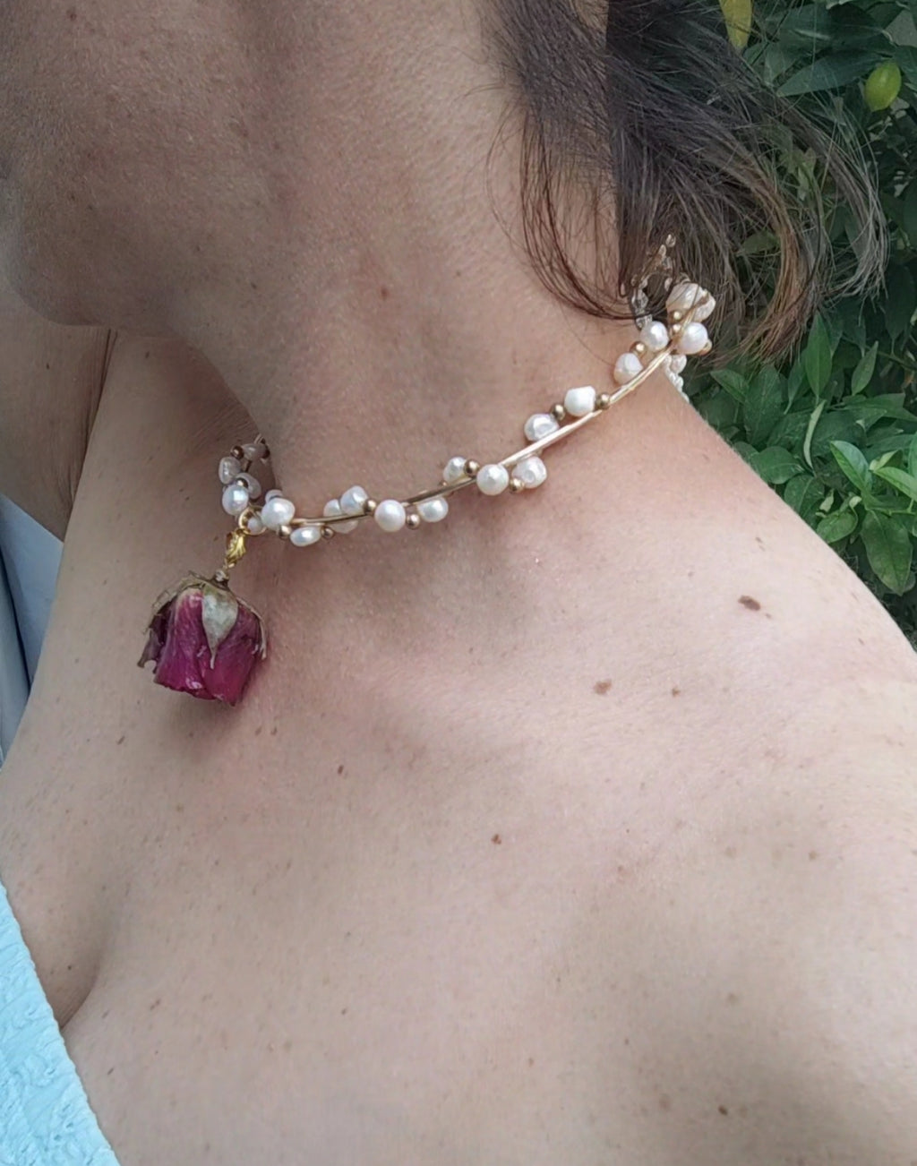 Collar Exclusivo de Perlas Naturales y Rosa Roja Preservada | Joyería Artesanal Única | eternalflowersbyMonicaDelgado
