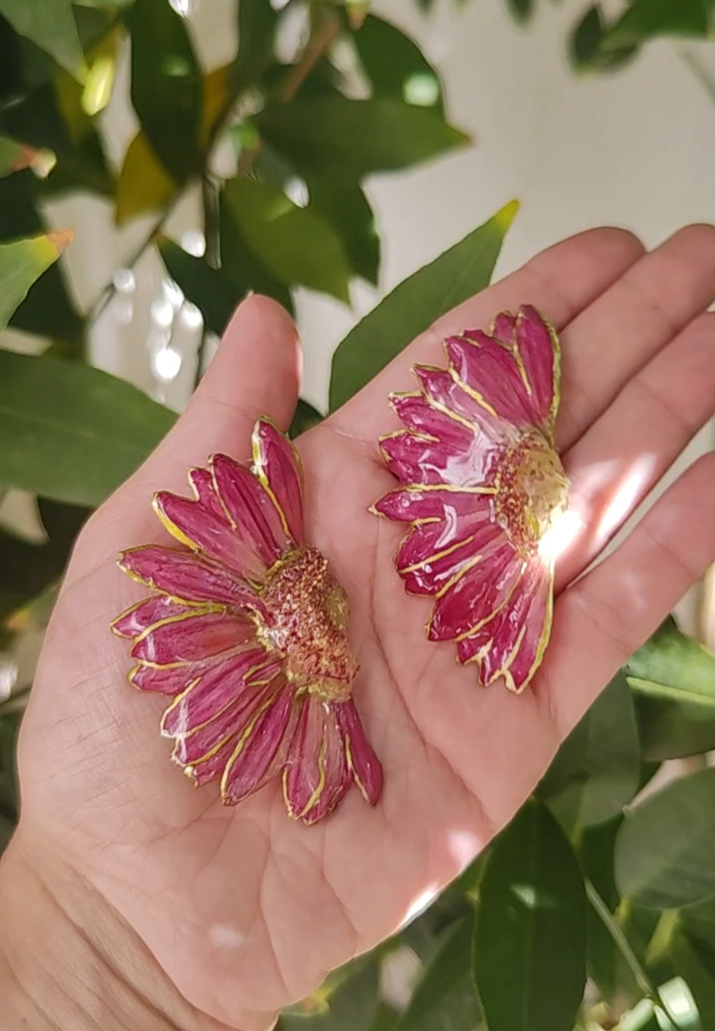 Pendientes de Gerberas Reales en Resina con Perfil Dorado – Joyería Floral Hecha a Mano – Flores Naturales Preservadas – Regalo Romántico y Boho
