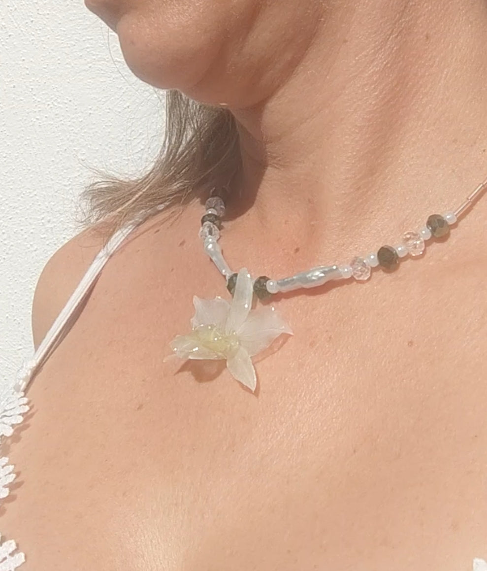 Collar orquídea dendrobium blanca en resina. Joyería artesanal con cristal checo y perlas. Collar ajustable elegante