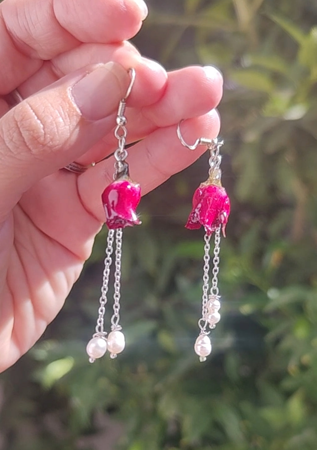 Pendientes artesanales con rosas reales y perlas naturales. Joyería botánica única en acero inoxidable