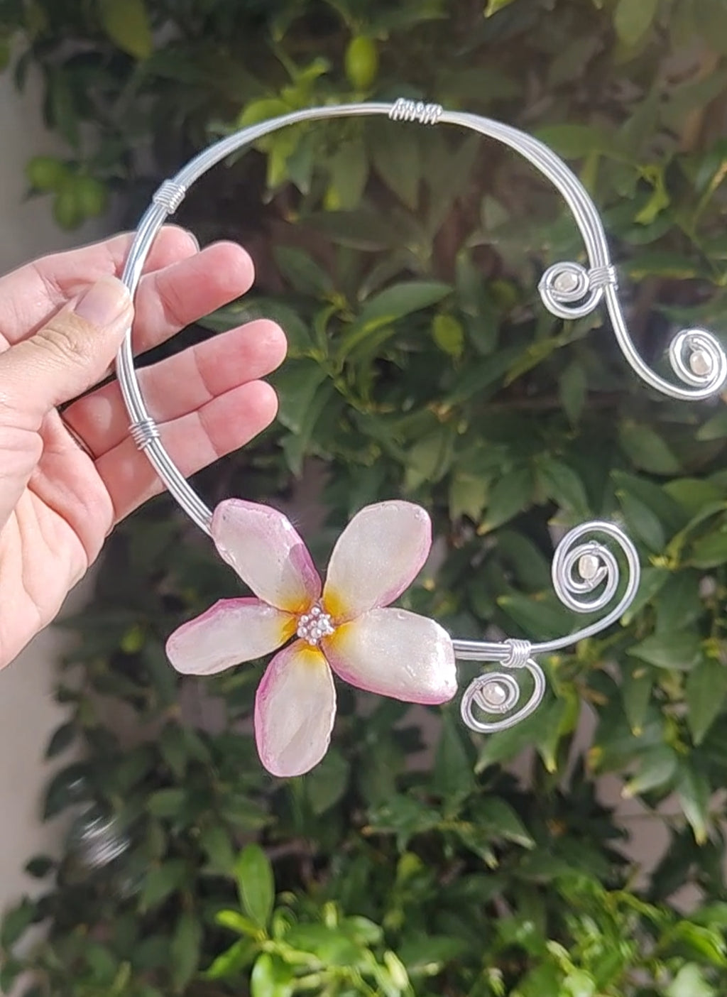 Collar Artesanal de Alambrismo con Perlas Naturales de Río y Flor de Plumeria Real Resinada